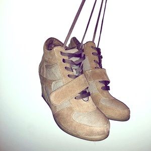 Tan sneakers w/ 2-inch wedges! Chic heel-sneakers